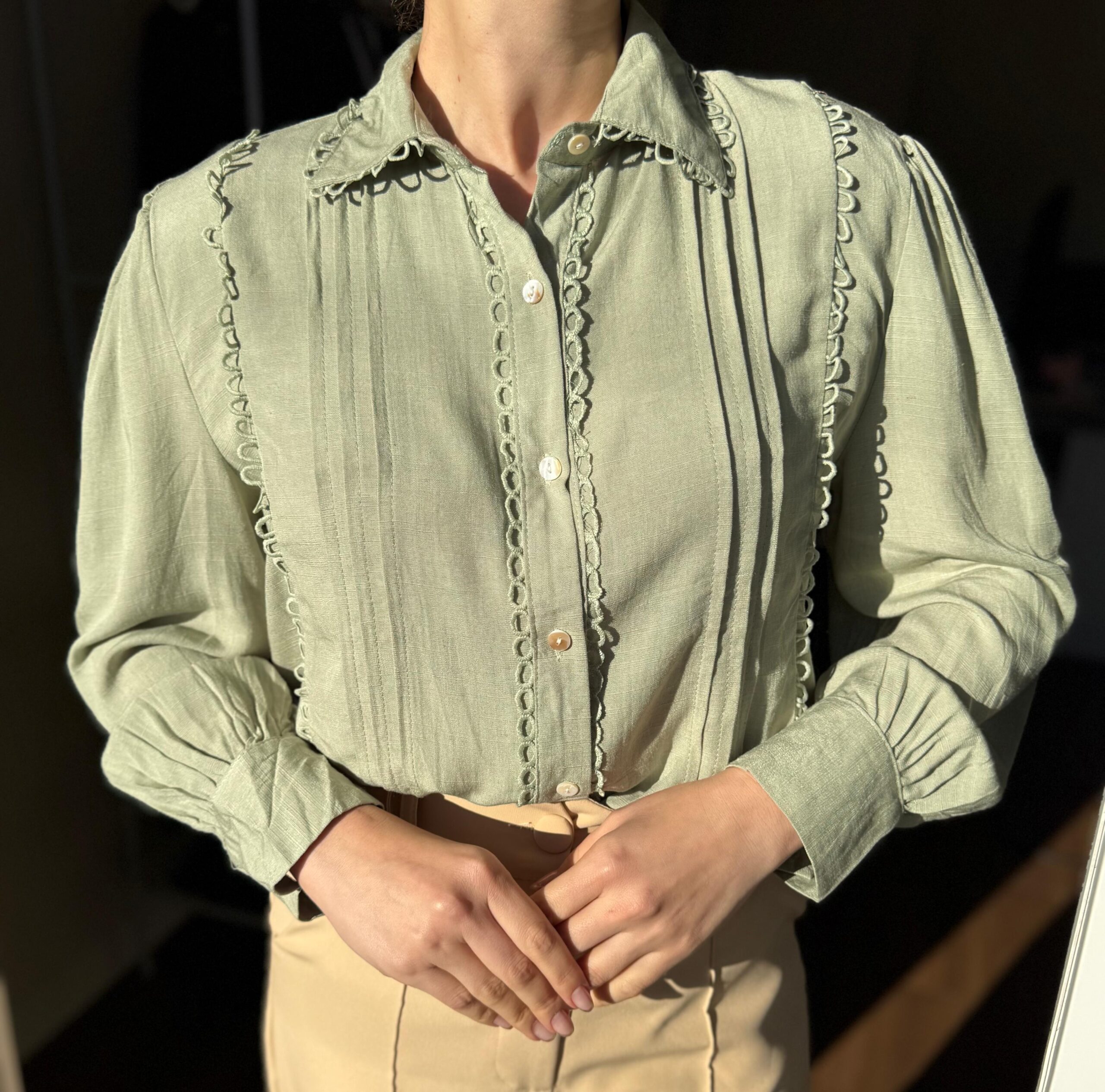 Camisa com detalhes em renda Verde