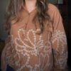 Camisa com detalhes bordados