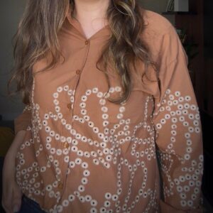 Camisa com detalhes bordados