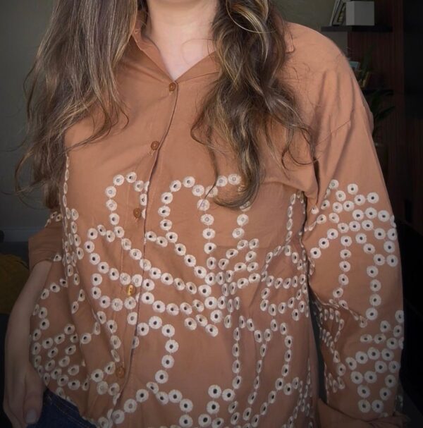 Camisa com detalhes bordados