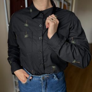 Camisa preta com bordado