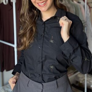 Camisa preta com bordado