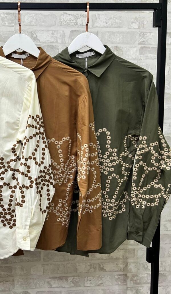Camisa com detalhes bordados